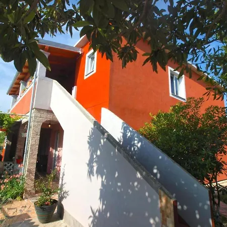 Spacious With Terrace And Bbq Апартаменты *