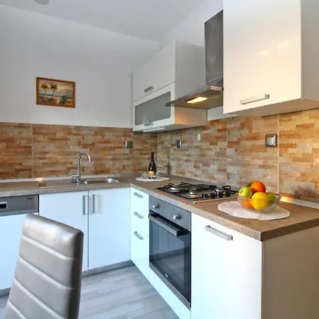 Spacious With Terrace And Bbq Apartment Fazana