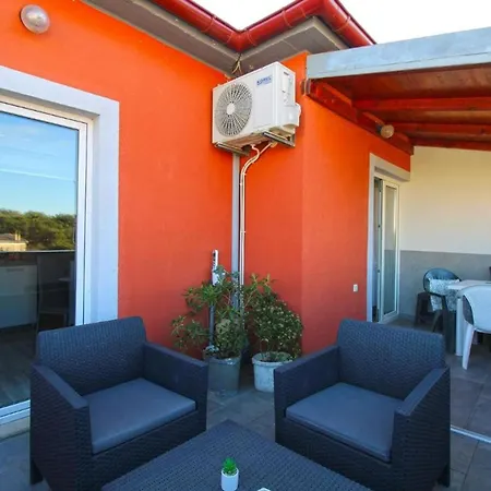Spacious With Terrace And Bbq Apartment Fazana
